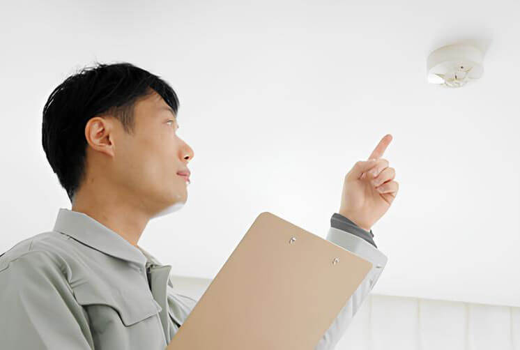 点検作業をする男性