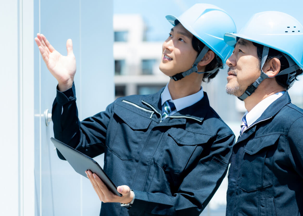 ヘルメットを被った作業員二人