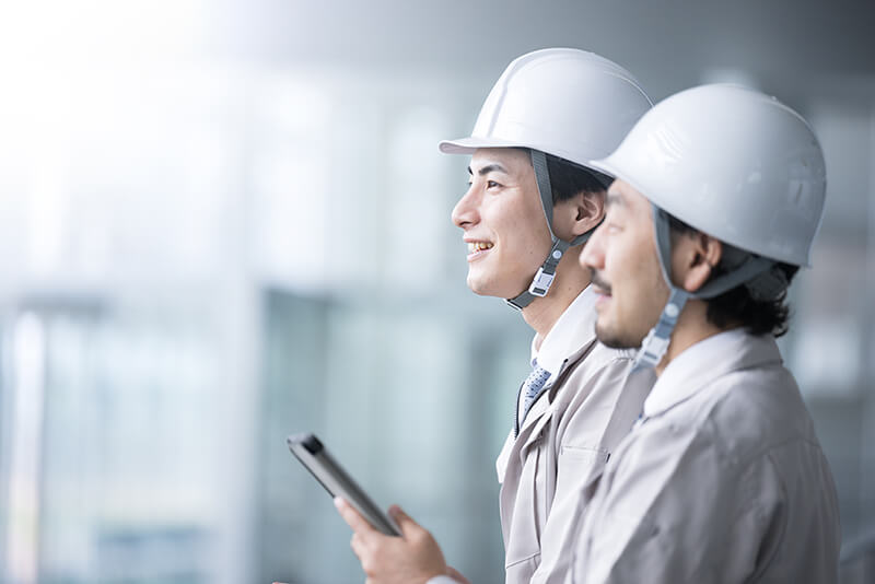 点検やメンテナンスをする作業員2人